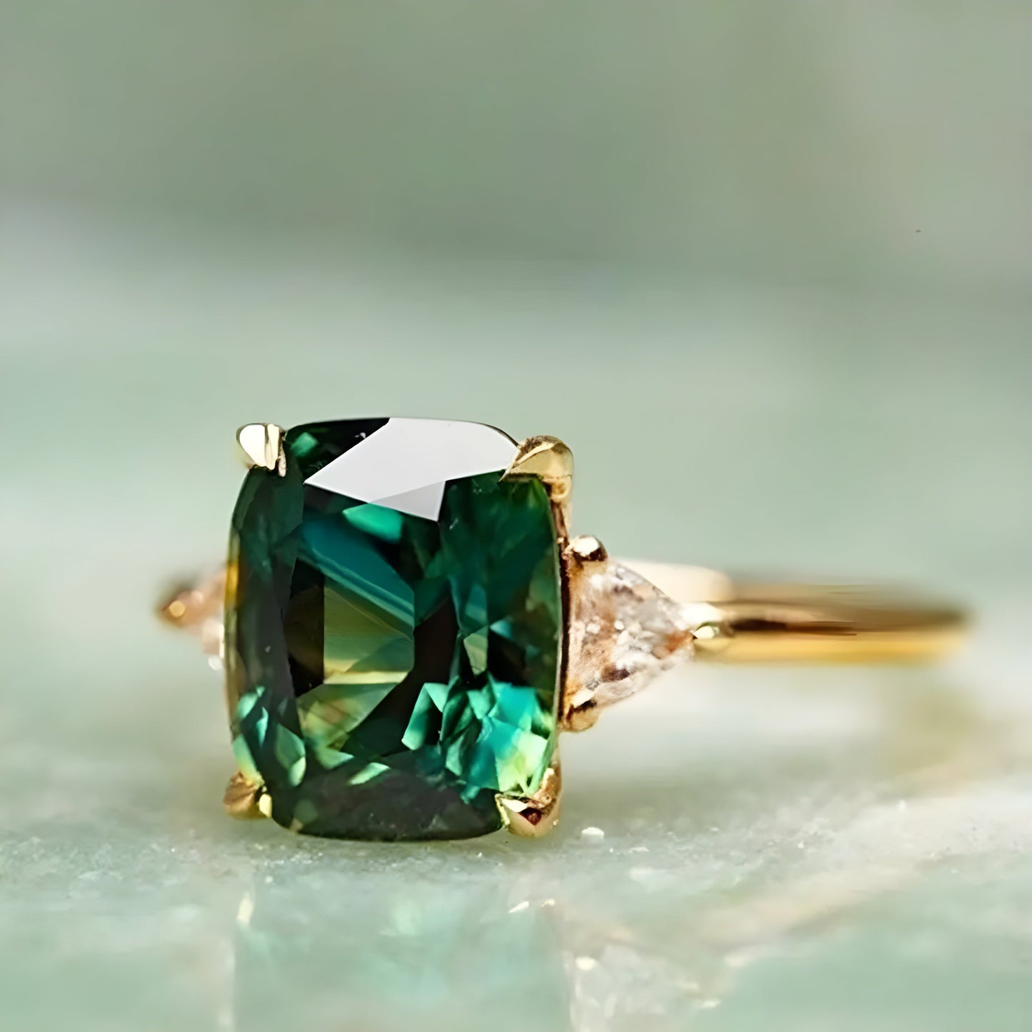 Marion | Bague Élégante Carrée à Pierre Émeraude
