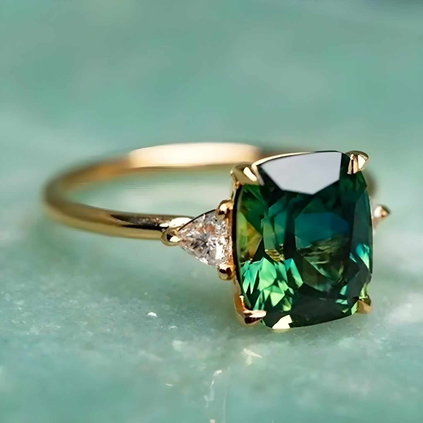 Marion | Bague Élégante Carrée à Pierre Émeraude